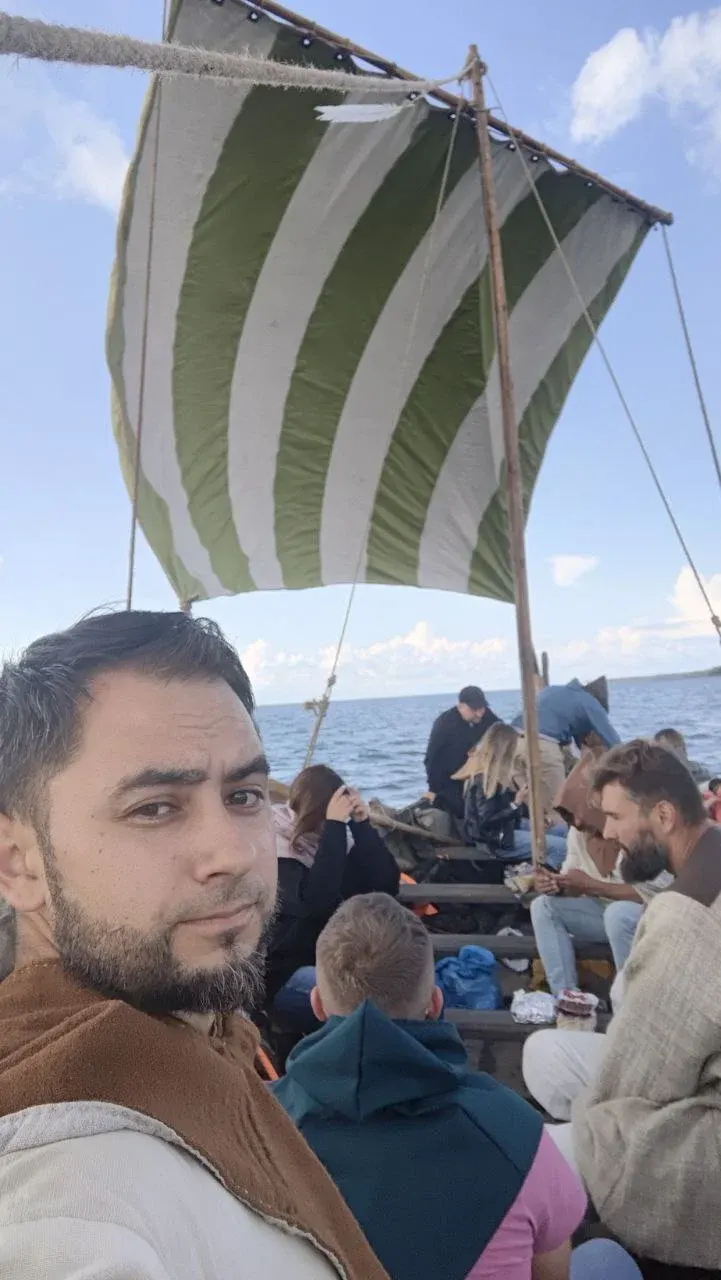 Капитан Сергей на борту Виндура под парусом